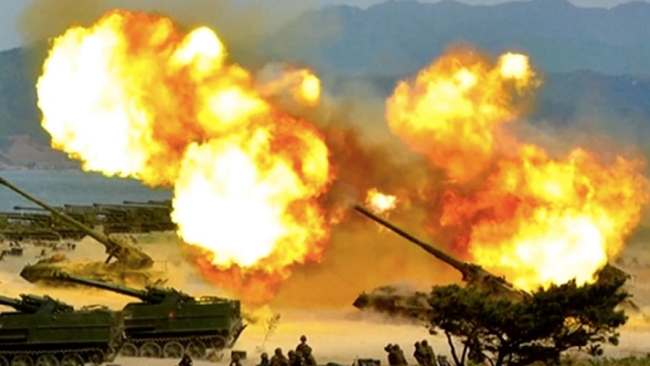 Rapport de force USA-Corée du Nord: la Corée du Nord procède à un exercice militaire spectaculaire