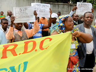 Des membres de la société civile congolaise le 28/05/2012 à Kinshasa, lors du dépôt d’un memo au parlement contre la Ceni. Radio Okapi/ Ph. John Bompengo