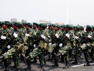 Les femmes soldat de la FARDC marchent ce 30/6/2010 à Kinshasa, lors du défilé marquant cinquantenaire de l'indépendance de la RDC. Radio Okapi/ Ph. John Bompengo
