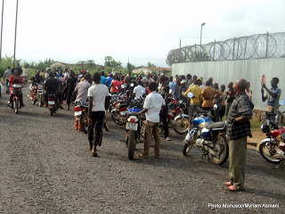 Scène de vie à Kindu, capitale provinciale du Maniema, le 30/12/2013 après que les FARDC ont libéré l'aéroport attaqué dans la matinée par des assaillants portant des T-shirts à l'effigie du prophète Paul Joseph Mukumbila.