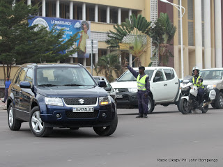 Des policiers de roulage réglementent la circulation le 4/10/2012 sur le boulevard du 30juin à Kinshasa devant l’hôtel de poste, lors de disfonctionnement de feux de signalisation. Radio Okapi/ Ph. John Bompengo