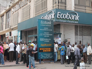Des agents et fonctionnaires de l’Etat attendant la paie du mois devant une banque à Kinshasa. Radio Okapi/ Ph. John Bompengo
