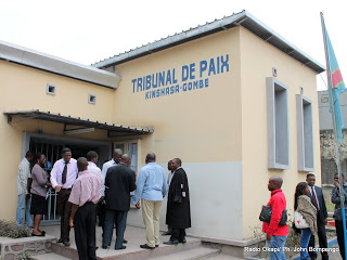 Tribunal de paix de la Gombe à Kinshasa, lors du procès de Koffi Olomide. Radio Okapi/ Ph. John Bompengo