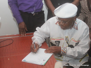 Etienne Tshisekedi dépose sa candidature pour la présidentielle 2011, le 5/09/2011 au bureau de réception et de traitement des candidatures à la présidentielle à Kinshasa. Radio Okapi/ Ph. John Bompengo