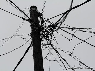 Des câbles électriques de la SNEL raccordés sur un poteau en bois, dans un quartier populaire de Kinshasa. Radio Okapi/ Ph. John Bompengo