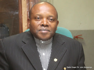 Abbé Apollinaire Malumalu, président de la Ceni au studio de Radio Okapi le 28/05/2014 à Kinshasa /Ph. John Bompengo