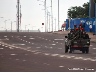 Des éléments de la police militaire en patrouille non loin de la RTNC, la télévision publique attaquée le 30/12/2013 matin des jeunes gens armés. Radio Okapi/Ph. John Bompengo