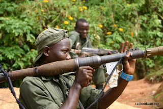 Militaires FARDC avec un lance roquettes, Sud Kivu, 2006.