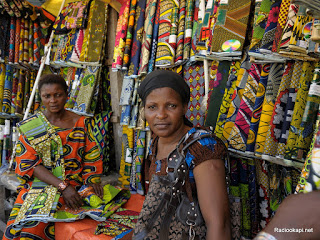 Des vendeuses de pagne au beach Ngobila à Kinshasa (Ph. Lam Duc Hien)