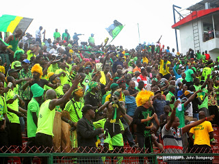 Des supporteurs de l’As.V Club de la RDC célébrant la victoire contre Zamālek de l’Egypte le 18/05/2014 au stade Tata Raphael à Kinshasa, dans le cadre de la ligue des champions 2014 de la CAF, score final: 2-1. Radio Okapi/Ph. John Bompengo