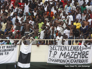 Les supporters de DCMP soutiennent la victoire de TP. Mazembe le 29/09/2011 au stade des Martyrs à Kinshasa. Radio Okapi/ Ph. John Bompengo