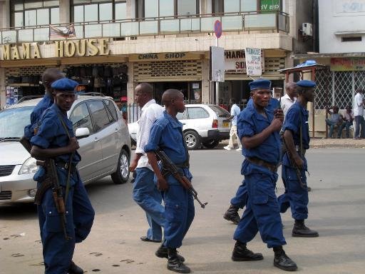 Des forces de l'ordre burundaises, le 26 septembre 2013 à Bujumbura | AFP | Esdras Ndikumana - See more at: http://www.izf.net/afp/burundi-larm-e-intercepte-des-rebelles-venus-rdc-14-tu-s#sthash.PX5CKkNC.dpuf