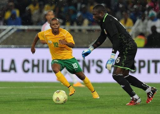 L'international Sud-Africain Thulani Serero (g) fait pression sur le gardien congolais Massa Mohikola lors du match éliminatoire de la Coupe d'Afrique des Nations, le 15 octobre 2014 | AFP/Archives | - See more at: http://www.izf.net/afp/can-2015-liste-des-23-lafrique-sud-sans-serero#sthash.clvtNRwf.dpuf