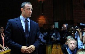 Pistorius reste accusé de meurtre mais autorisé à voyager à l'étranger