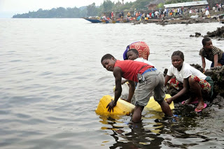Approvisionnement en eau potable au bord du Lac Kivu, suite à la pénurie d'eau à Goma. Photos Monusco. Tony Ntumba.