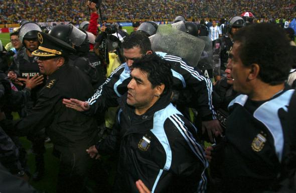 Le sélectionneur de l'Argentine, Diego Maradona, escorté à la fin du match du 10 juin 2009 face à l'Equateur (défaite 2-0), à Quito