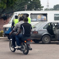 Une femme explose de colère et renvoie un agent du bureau 2 au tapis