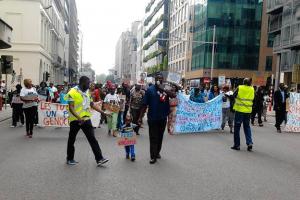 La manifestation avait commencé dans le calme. (D. Baudoux) 