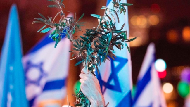 Tel-Aviv: des milliers d’Israéliens manifestent pour la solution à deux États